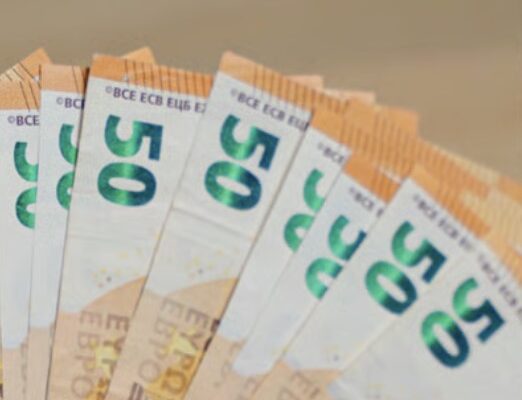 В Європі закликали населення зняти готівку — яку суму треба мати вдома В Європі закликали населення зняти готівку — яку суму треба мати вдома