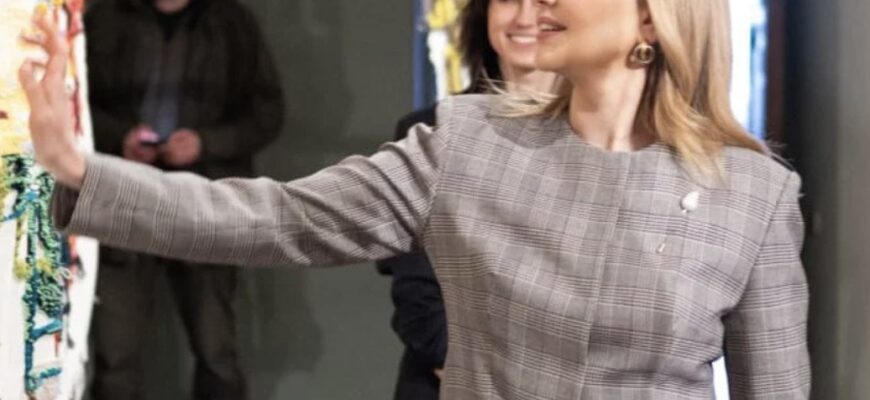 У картатому жакеті і з цікавою брошкою: Олена Зеленська відвідала виставку у музеї У картатому жакеті і з цікавою брошкою: Олена Зеленська відвідала виставку у музеї