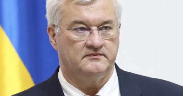 Україна повернула інкасаторів, яких взяла в заручники Угорщина Україна повернула інкасаторів, яких взяла в заручники Угорщина