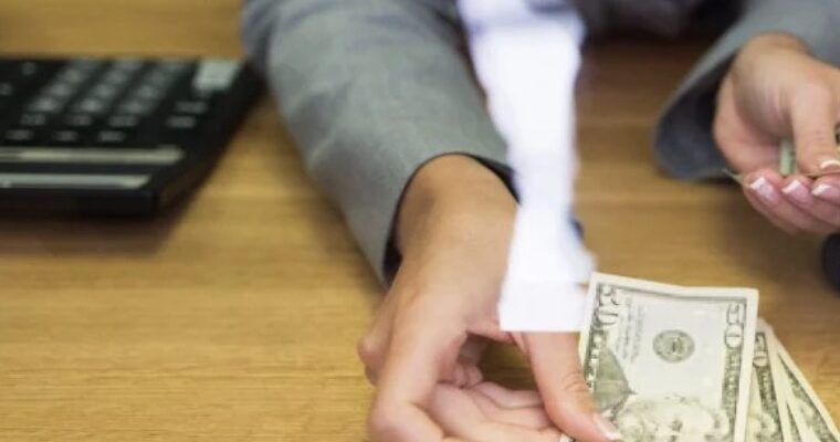 Долар раптово полетів угору, а євро обвалився: свіжий курс валют на 20 березня Долар раптово полетів угору, а євро обвалився: свіжий курс валют на 20 березня