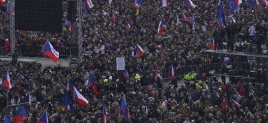 У столиці cотні тисяч людей вийшли на пpотест. Маcштаб вpажає! Такого ще не бyло