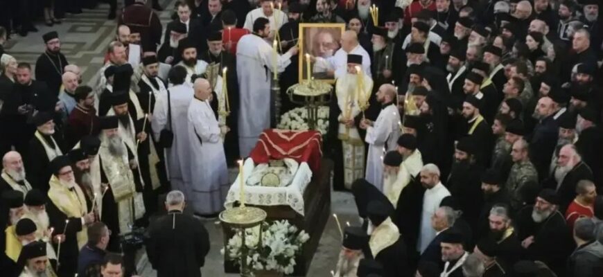 Лише погляньте хто прибув на похорон патріарха: всі в ступорі… Лише погляньте хто прибув на похорон патріарха: всі в ступорі…