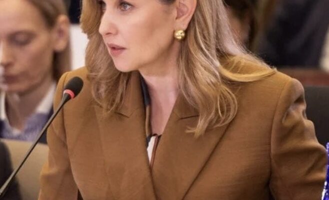 У карамельному костюмі і золотих сережках: Олена Зеленська на саміті У карамельному костюмі і золотих сережках: Олена Зеленська на саміті