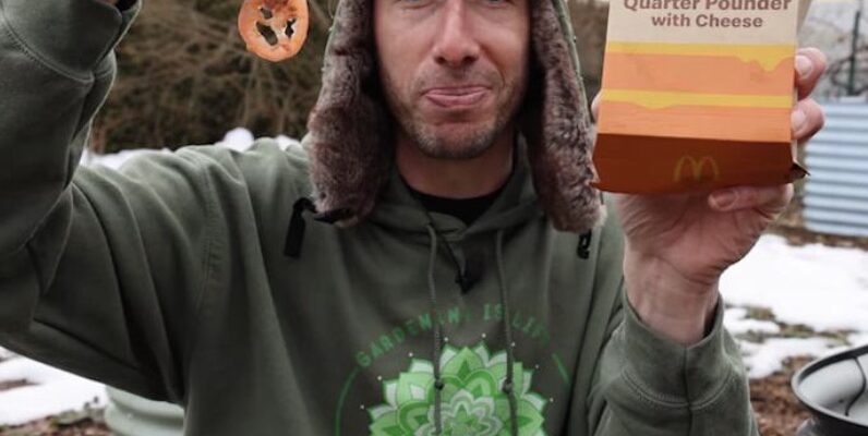 Блогер посадив насіння помідорів з чізбургера: те, що виросло, було повною несподіванкою Блогер посадив насіння помідорів з чізбургера: те, що виросло, було повною несподіванкою