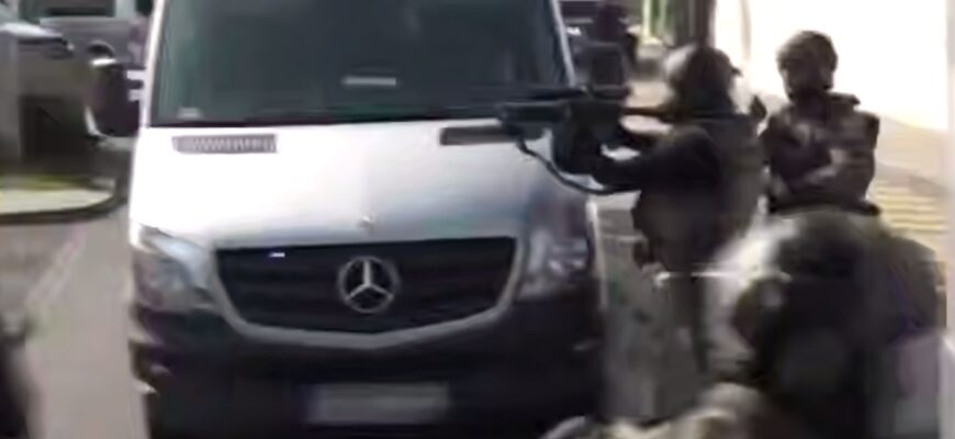 Витягли з авто, повалили на землю: з’явилося відео затримання українських інкасаторів в Угорщині Витягли з авто, повалили на землю: з’явилося відео затримання українських інкасаторів в Угорщині