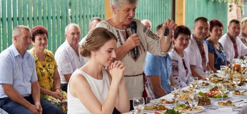– Прийдеш ти у його дім і будеш там на пташиних правах. Та свекруха тобі життя не дасть