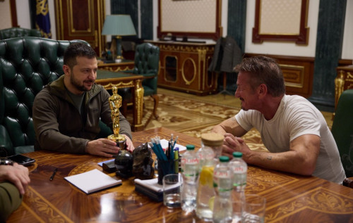 Шон Пенн пропустив вручення Оскара заради поїздки в Україну, – New York Times Шон Пенн пропустив вручення Оскара заради поїздки в Україну, – New York Times