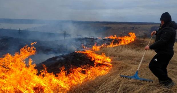 Штраф шалений! Українцям нагадали про покарання за спалювання сухої трави Штраф шалений! Українцям нагадали про покарання за спалювання сухої трави