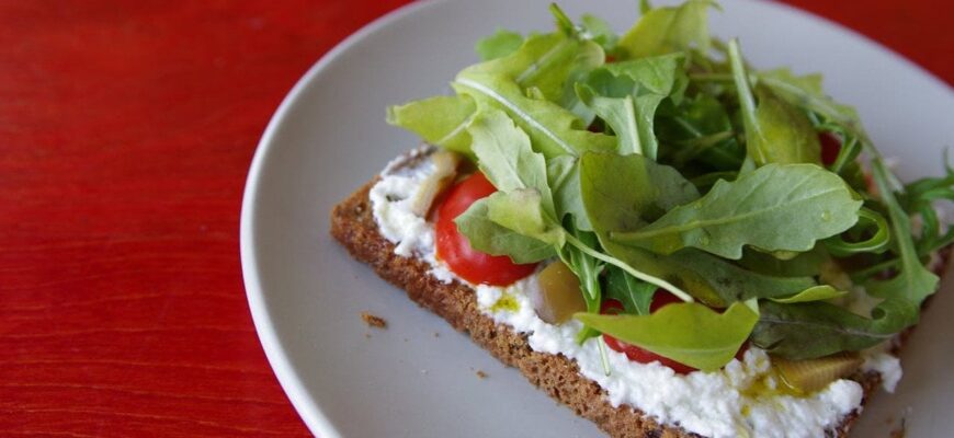 Топ-продукти, які категорично не можна їсти з хлібом: ви будете здивовані — багато хто їх вживає разом