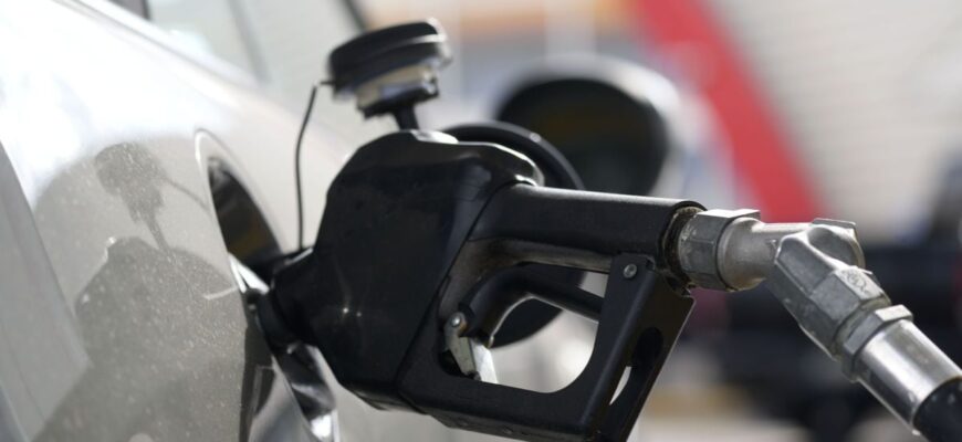 Ціни на бензин різко злетіли: Антимонопольний комітет поставив АЗС жорсткий дедлайн Ціни на бензин різко злетіли: Антимонопольний комітет поставив АЗС жорсткий дедлайн