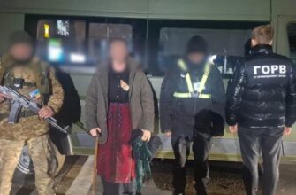 У хустці та жіночому вбранні: водійка намагалась вивезти 30-річного чоловіка під виглядом бабусі