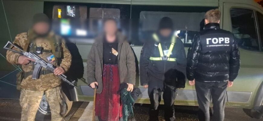 У хустці та жіночому вбранні: водійка намагалась вивезти 30-річного чоловіка під виглядом бабусі У хустці та жіночому вбранні: водійка намагалась вивезти 30-річного чоловіка під виглядом бабусі