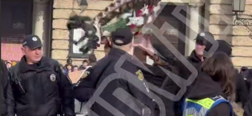 У Львові під час мирної акції невідомі кинули похоронний вінок у жінок: деталі У Львові під час мирної акції невідомі кинули похоронний вінок у жінок: деталі