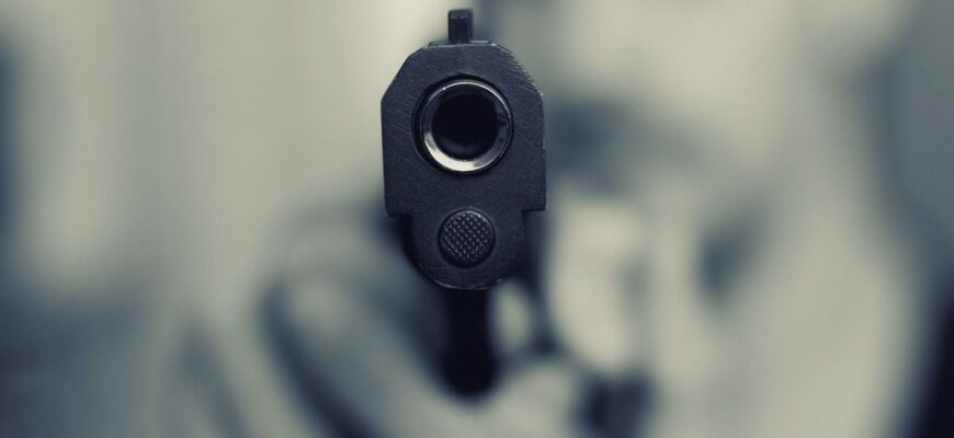 На Київщині працівник ТЦК дістав зброю під час затримання цивільного: що відомо (відео) На Київщині працівник ТЦК дістав зброю під час затримання цивільного: що відомо (відео)