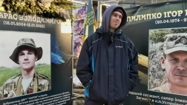 У центрі Франківська юнак розгромив лампадки в місці пам’яті загиблих Героїв (фото) У центрі Франківська юнак розгромив лампадки в місці пам’яті загиблих Героїв (фото)