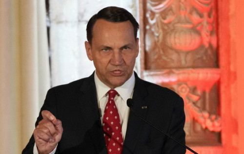 У Варшаві скандал: президент Навроцький їде в гості до Орбана, Сікорський намагається його зупинити У Варшаві скандал: президент Навроцький їде в гості до Орбана, Сікорський намагається його зупинити