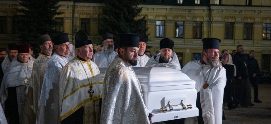 У Володимирському соборі готуються до поховання Філарета — відео У Володимирському соборі готуються до поховання Філарета — відео