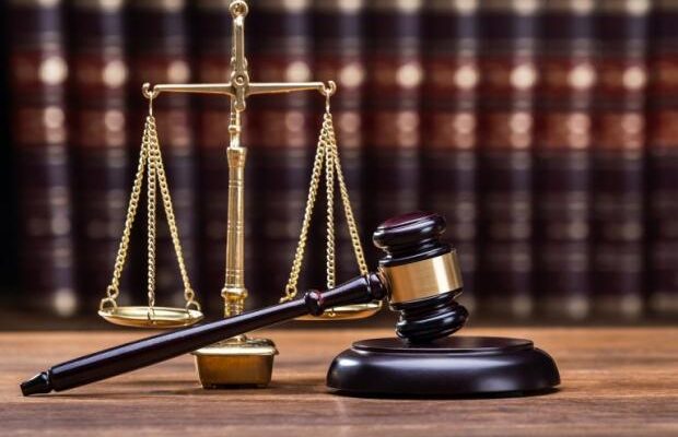 Українцю заблокували картку після поповнення рахунку, він звернувся до суду: Чим все скінчилось