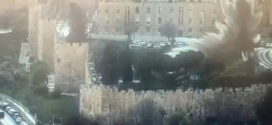 Уламки ракети упали біля найважливіших святинь Єрусалима: відео