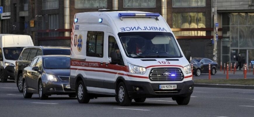 В Одесі чоловік взяв у заручники бригаду “швидкої” і погрожував мобілізацією (відео) В Одесі чоловік взяв у заручники бригаду “швидкої” і погрожував мобілізацією (відео)