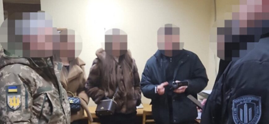 Військові ТЦК наживалися на ухилянтах через неповнолітню кур’єрку: деталі шокувальної схеми
