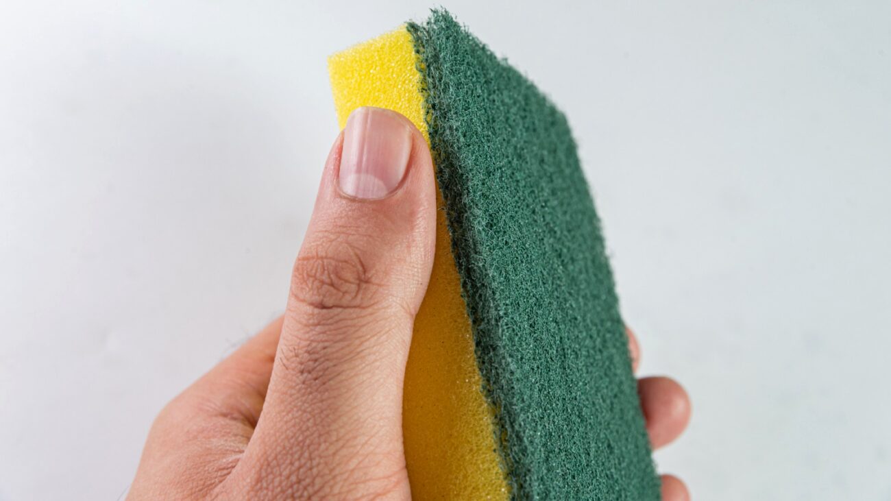 Експерти пояснили, чому мити посуд губками не рекомендується