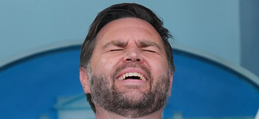 «Я одержимий ними»: Віцепрезидент США пообіцяв розкрити всю правду про НЛО «Я одержимий ними»: Віцепрезидент США пообіцяв розкрити всю правду про НЛО