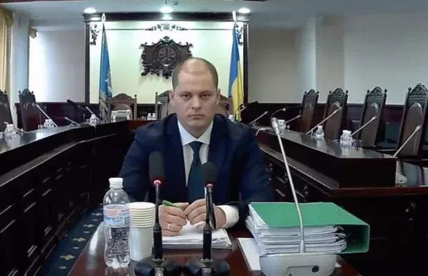 “Я – розлучений, але переодружився у церкві”: Кандидат до Антикорсуду видав низку дивних пояснень щодо своєї біографії “Я – розлучений, але переодружився у церкві”: Кандидат до Антикорсуду видав низку дивних пояснень щодо своєї біографії