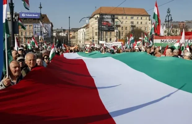 Заполонили центр міста: У Будапешті тисячі людей вийшли на мітинг проти Орбана (відео) Заполонили центр міста: У Будапешті тисячі людей вийшли на мітинг проти Орбана (відео)