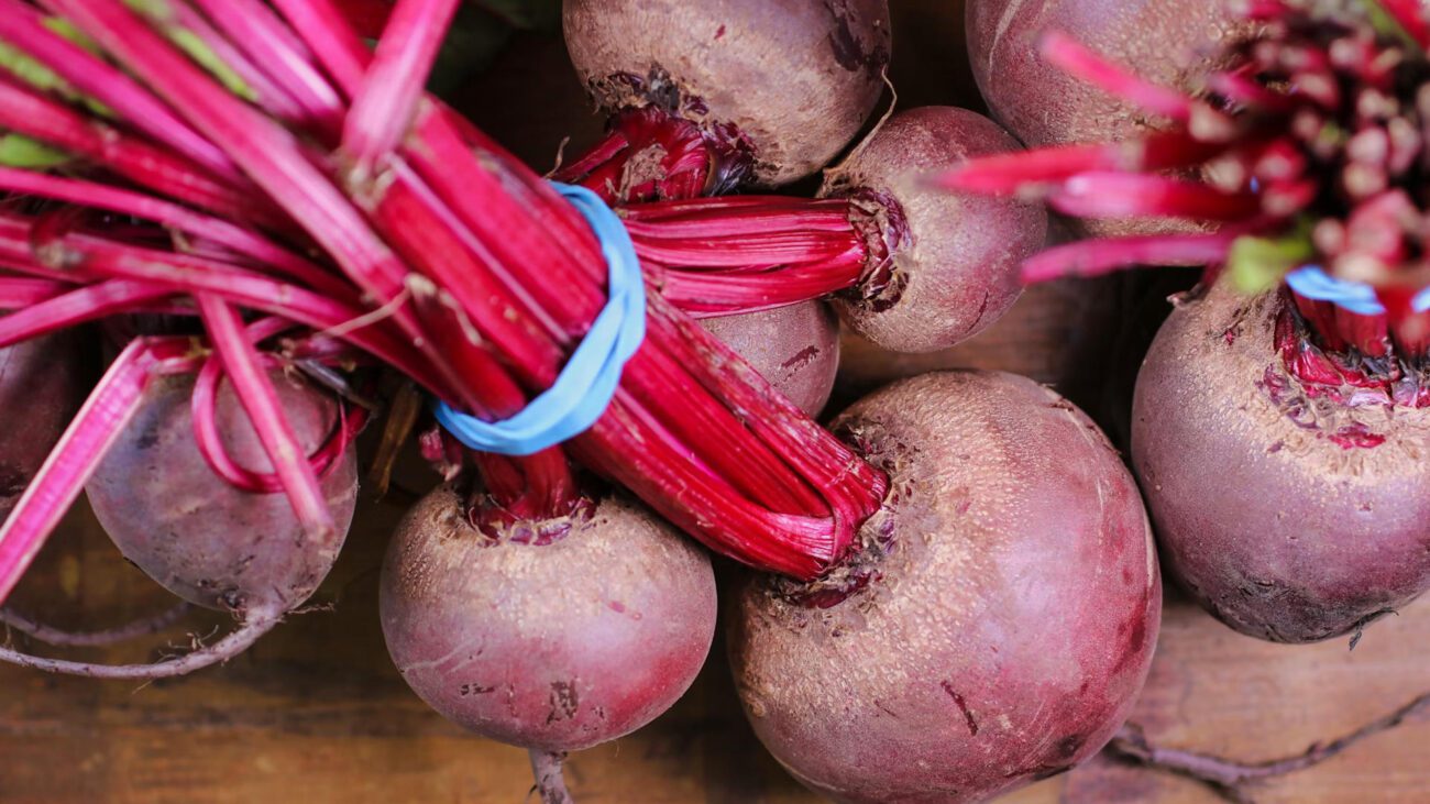 Городники розповіли, чим посипати грядку буряка, щоб зібрати великий врожай. Фото: Freepik Городники розповіли, чим посипати грядку буряка, щоб зібрати великий врожай. Фото: Freepik