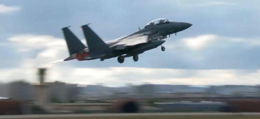 Збиття американського винищувача F-15: з’явилося відео пілота у перші хвилини після катапультування Збиття американського винищувача F-15: з’явилося відео пілота у перші хвилини після катапультування