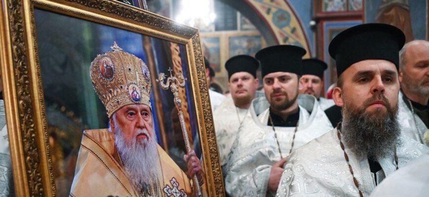 Зеленський з дружиною прийшов на прощання з Філаретом — відео Зеленський з дружиною прийшов на прощання з Філаретом — відео