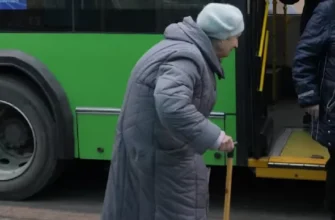 Пенсіонерів перестали пускати у громадський транспорт: Що не мають права вимагати