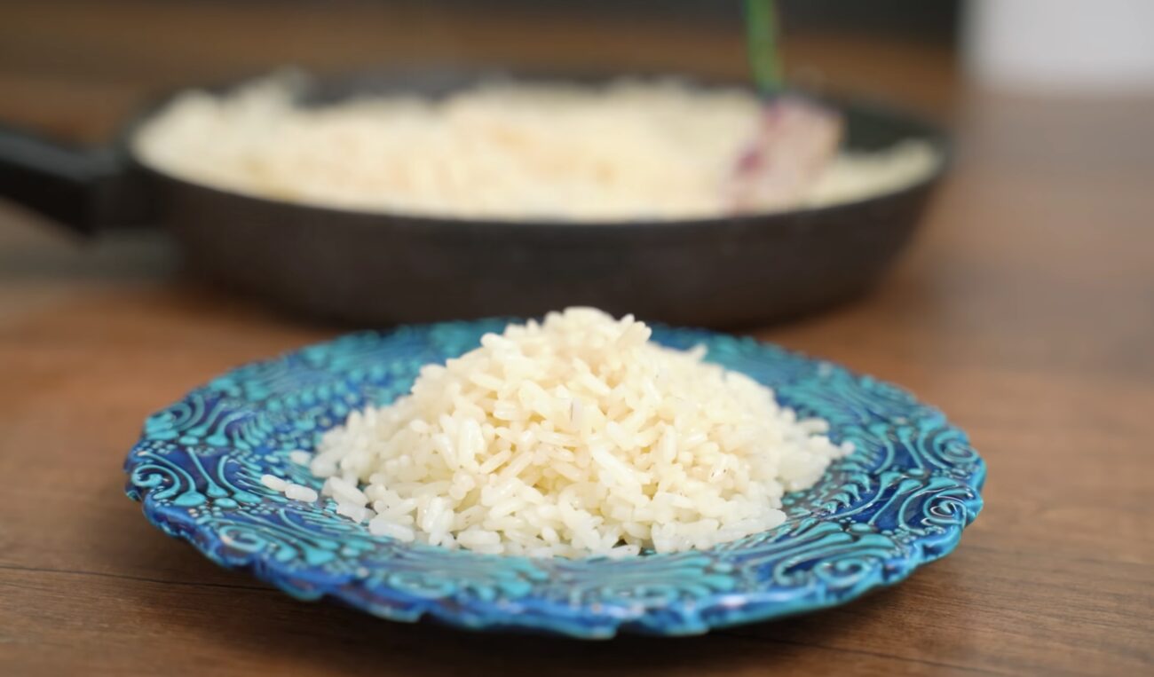 Господині розповіли, як правильно розігрівати рис, щоб він залишився мʼяким Господині розповіли, як правильно розігрівати рис, щоб він залишився мʼяким