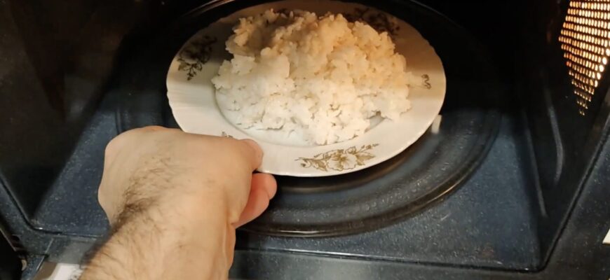 Кидаю 2 кубики льоду у мікрохвильовку, коли грію вчорашній рис: стає соковитим і м’яким, наче тільки зварила Кидаю 2 кубики льоду у мікрохвильовку, коли грію вчорашній рис: стає соковитим і м’яким, наче тільки зварила