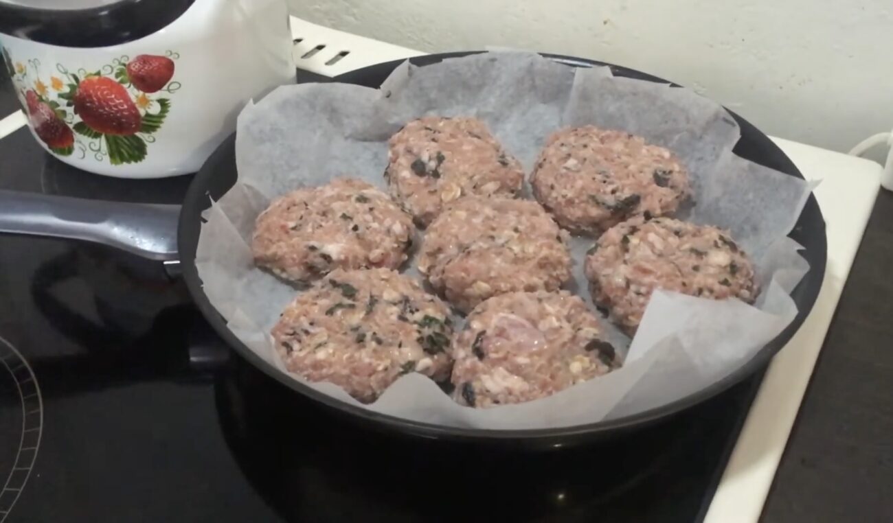 Господині розповіли, на чому смажити рибу і мʼясо, щоб мінімізувати запахи