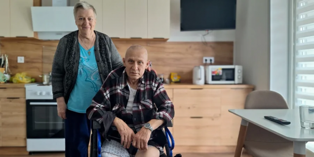 13 км везла чоловіка на колісному кріслі по дорозі, вистеленій тілами загиблих: Історія подружжя, яке пішки виходило з Костянтинівки (фото, відео) 13 км везла чоловіка на колісному кріслі по дорозі, вистеленій тілами загиблих: Історія подружжя, яке пішки виходило з Костянтинівки (фото, відео)