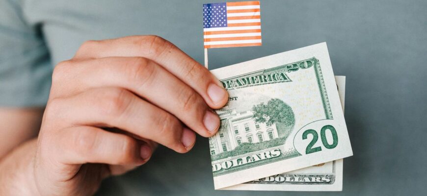 Євро "рвонуло" вгору, поки долар дешевшає: офіційний курс валют на 2 квітня Євро "рвонуло" вгору, поки долар дешевшає: офіційний курс валют на 2 квітня