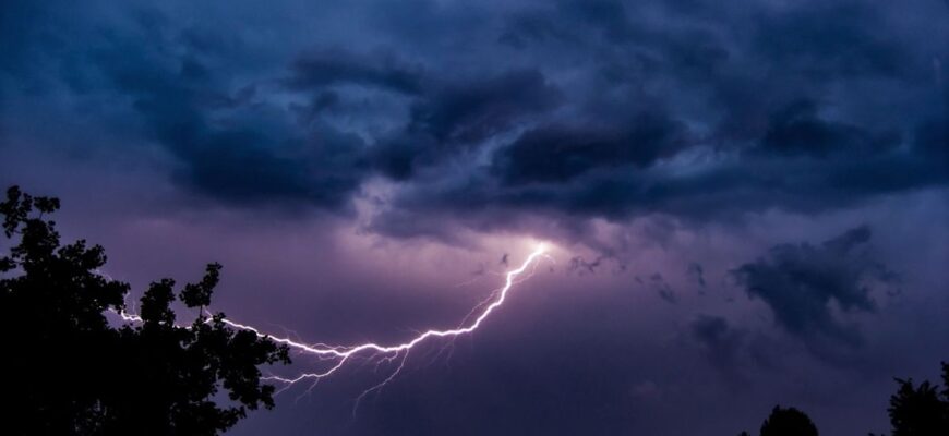 Грози у квітні: чи будуть вони та чому складно спрогнозувати явище