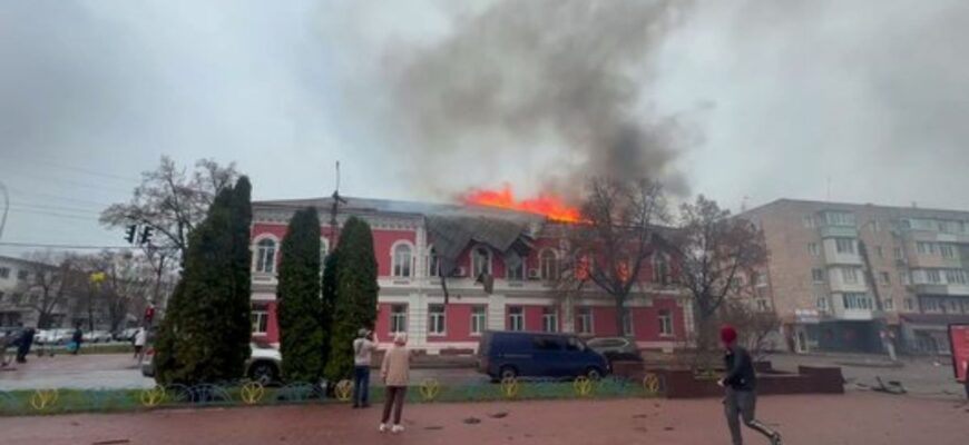 Горить будівля міськради: російські війська атакували центр Прилук на Чернігівщині Горить будівля міськради: російські війська атакували центр Прилук на Чернігівщині