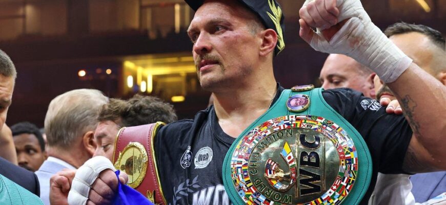 Ексчемпіон Льюїс висловився про шанси Усика в бою з Верховеном
