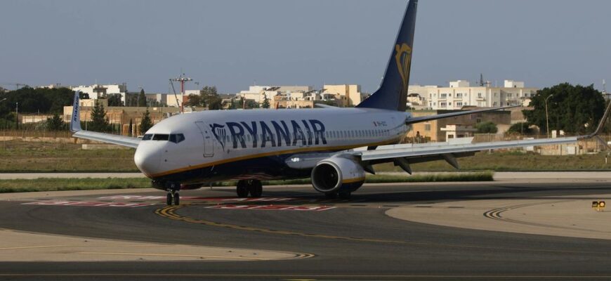 Ніколи не одягайте це в літак: в Ryanair попередили пасажирів про популярний аксесуар