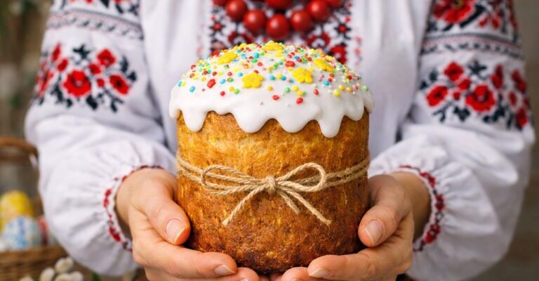 Великдень уже зовсім близько, і це гарна нагода згадати не лише про традиції, а й про нашу мову. В умовах, коли українці свідомо відходять від усього, що пов’язане з країною-агресором, варто звернути увагу на правильні слова, якими ми користуємось у святкові дні. Великдень уже зовсім близько, і це гарна нагода згадати не лише про традиції, а й про нашу мову. В умовах, коли українці свідомо відходять від усього, що пов’язане з країною-агресором, варто звернути увагу на правильні слова, якими ми користуємось у святкові дні.