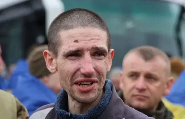“Бабцю, дуже хочу пампушків та пляцків ваших…”: Звільнений із полону захисник розчулив дзвінком до рідних