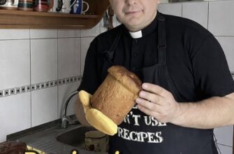 ☝️Більшість жінок роблять це неправильно: Отець назвав дні, в які випікання паски та фарбування крашанок буде правильним✅