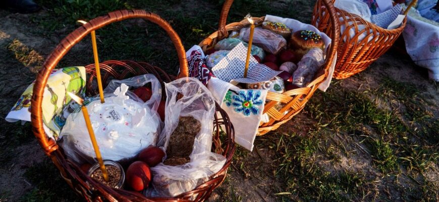 Чи можна освячувати алкоголь у великодньому кошику: що кажуть священники