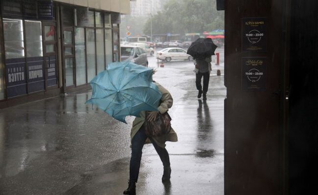 На заході України сильна негода зриває дахи і засипає градом (фото, відео) На заході України сильна негода зриває дахи і засипає градом (фото, відео)