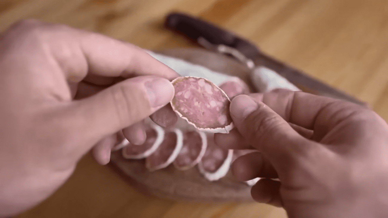 Експерти розповіли, які інгредієнти в ковбасі свідчать про низьку якість. Фото: YouTube/Діалоги про їжу