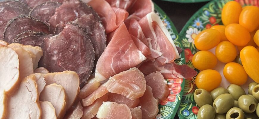 Ріжу ковбасу ідеально рівно: 1 трюк “Мастершефів” назавжди змінив вигляд моєї святкової нарізки Ріжу ковбасу ідеально рівно: 1 трюк “Мастершефів” назавжди змінив вигляд моєї святкової нарізки