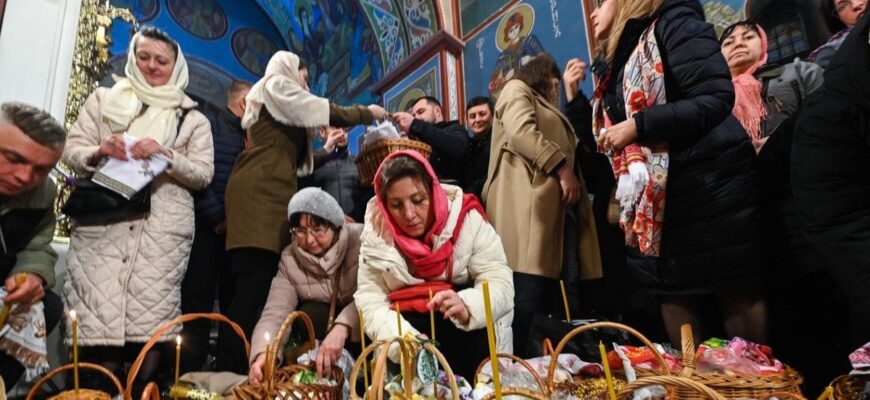 Контроль і перевірка документів: у Києві посилять заходи безпеки на Великдень Контроль і перевірка документів: у Києві посилять заходи безпеки на Великдень